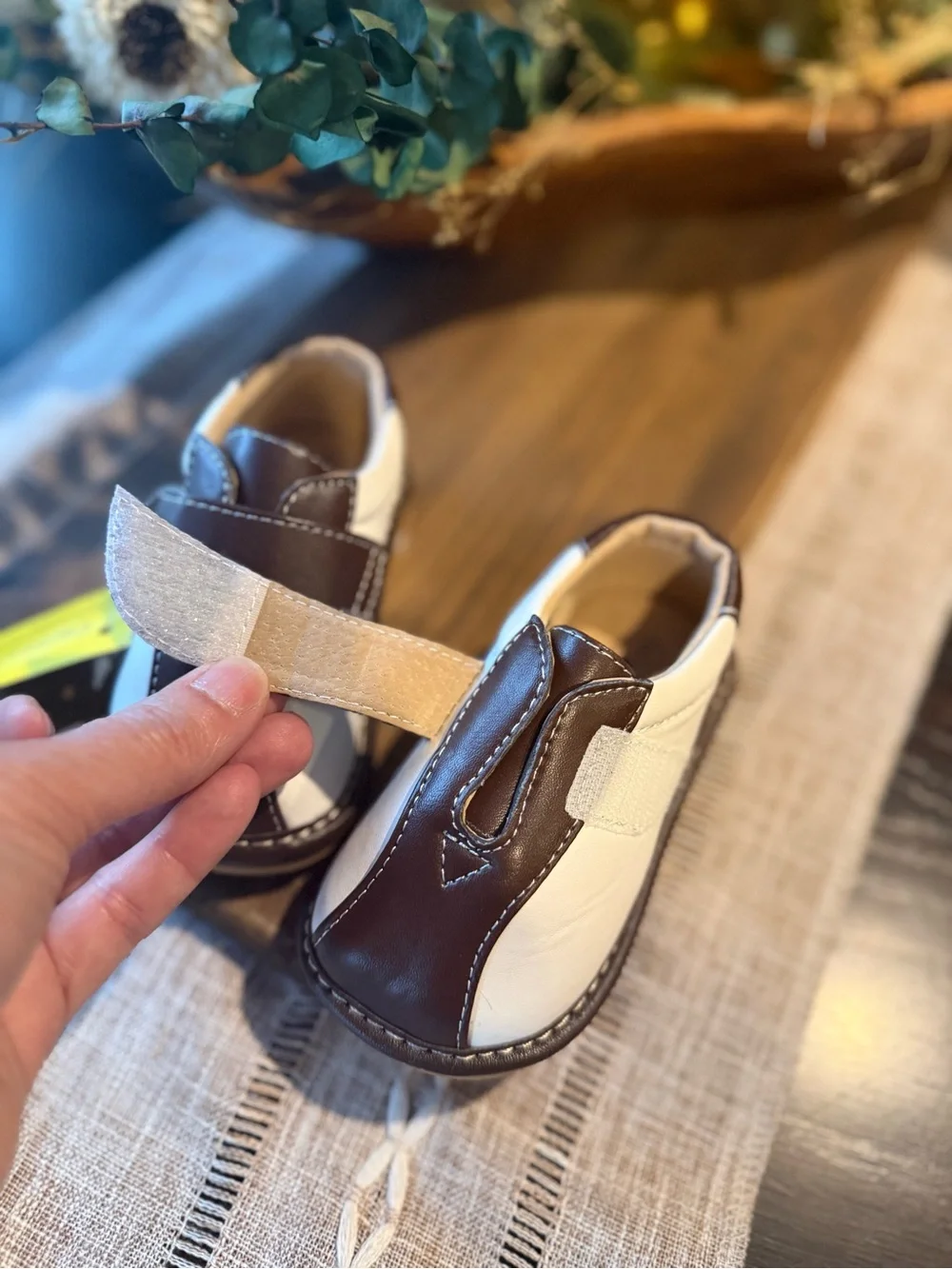 Squeak boutique infant brown and white saddle shoes in size 6